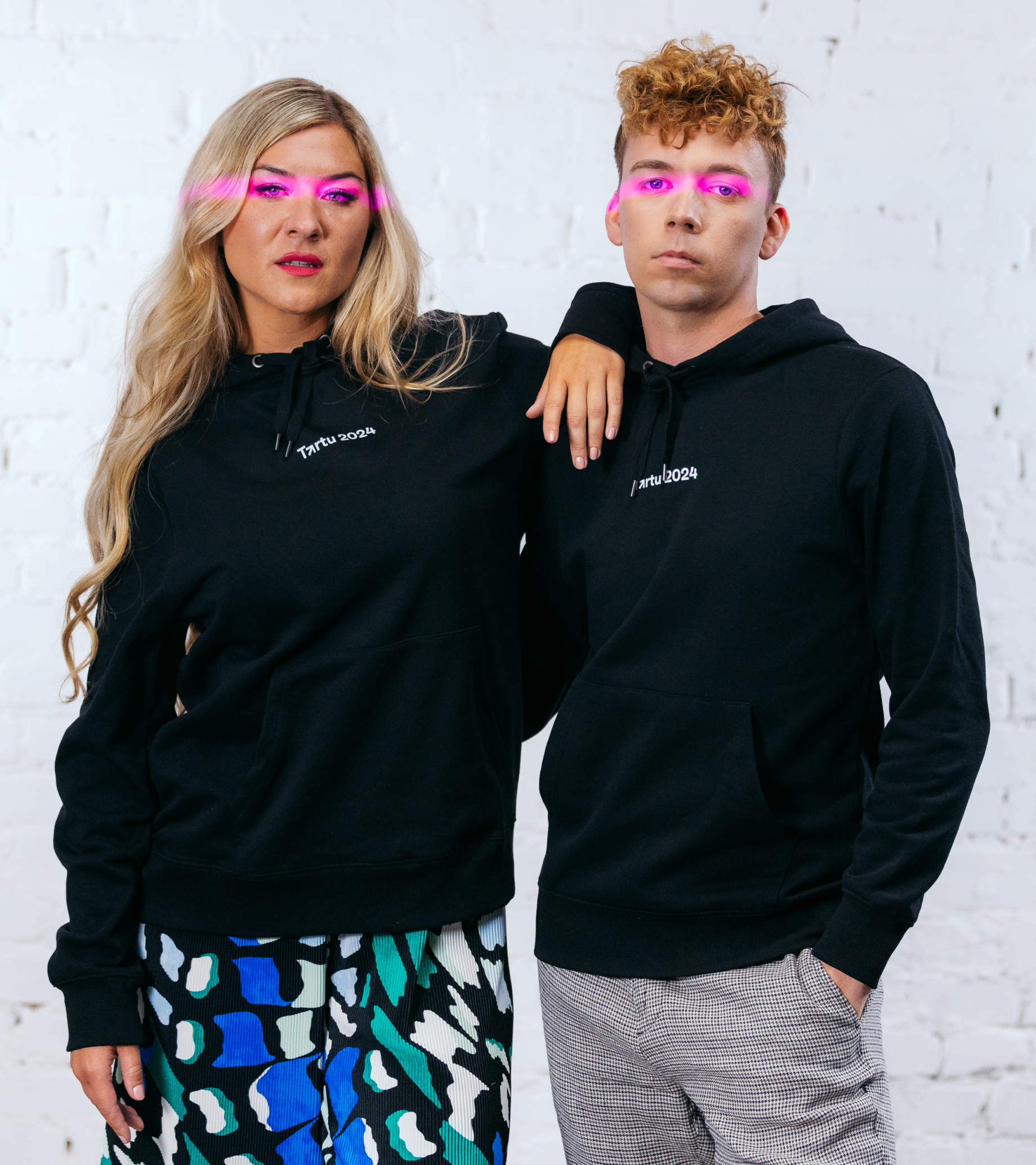 Tartu 2024 musta värvi kapuutsiga pusa