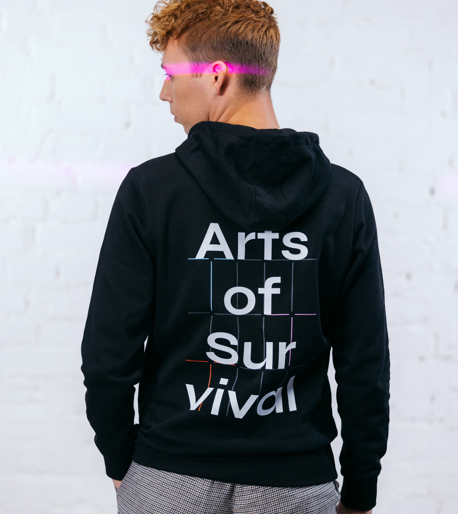 Tartu 2024 musta värvi kapuutsiga pusa