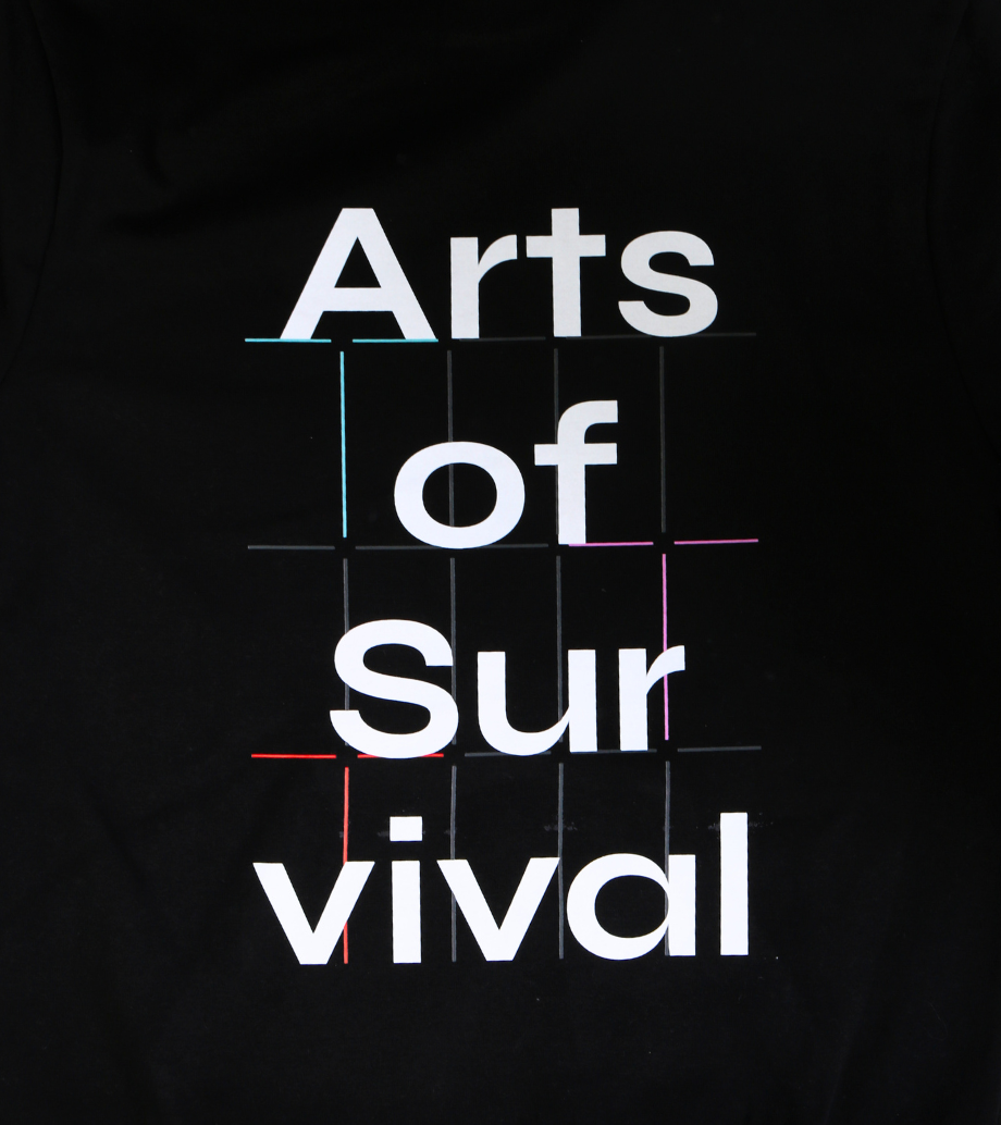 Tartu 2024 musta värvi kapuutsiga pusa